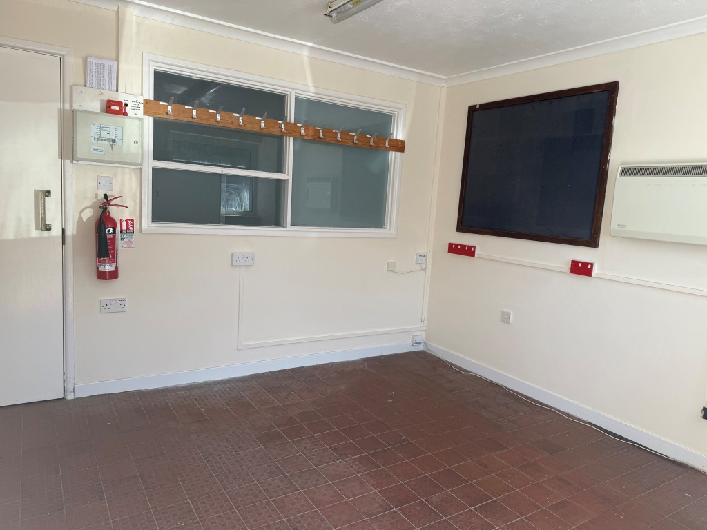 Lot: 53 - VACANT LARGE INDUSTRIAL UNIT - Reception
